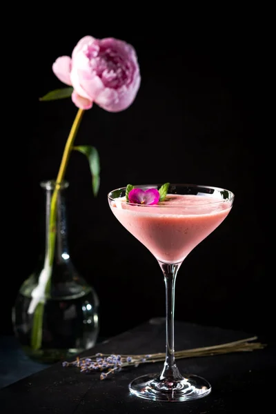 Cocktail Alcoolisé Rose Décoré Roses Menthe Gros Plan Sur Fond — Photo