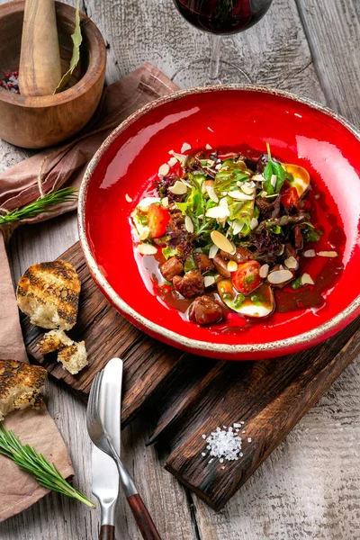 Salada Fígado Vaca Quente Com Rúcula Alface Tomates Uma Chapa — Fotografia de Stock