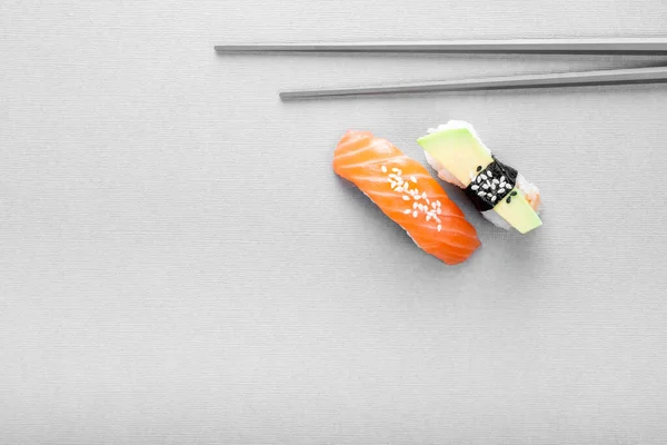 Sushi Lazaccal Avokádóval Szürke Háttéren Evőpálcikákkal Felülnézetből — Stock Fotó