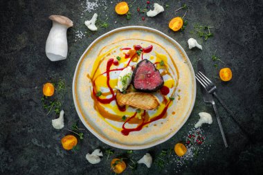 Mantar ve sebzeli bonfile biftek, restoranda servis için yemek tasarımı.