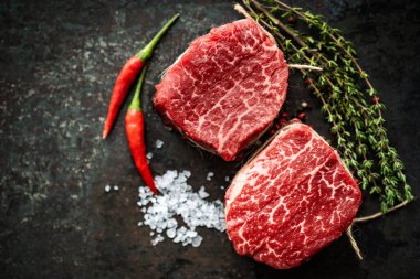 İki sulu fileto Mignon bifteği baharat ve otlarla ızgara için hazırlandı.