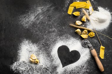 Ev yapımı İtalyan makarnası ravioli yapıyorum. Taş masada un ile bigudi yapıyorum.