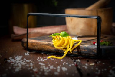 Tahta tahtada fesleğenli İtalyan spagettisi. İtalyan mutfağı kırsal tarzı kavramı