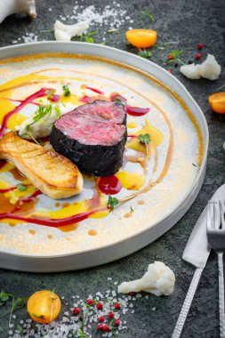 Mantar ve sebzeli bonfile biftek, restoranda servis için yemek tasarımı.