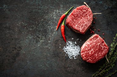 İki sulu fileto Mignon bifteği baharat ve otlarla ızgara için hazır, üst görünüm ve kopyalama alanı