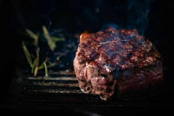 Steak Filet Bœuf Fumant Est Grillé Dans Une Poêle Griller — Photo