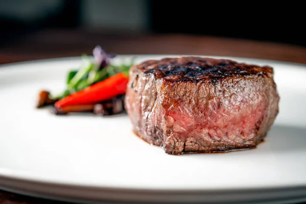 Filet Bœuf Grillé Steak Sur Plateau Blanc Aux Légumes Servi — Photo