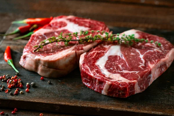 Dos Filetes Costilla Frescos Clásicos Una Tabla Madera —  Fotos de Stock