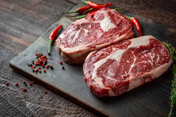 Zwei Klassische Roh Rib Eye Steaks Mit Roter Paprika Auf — Stockfoto