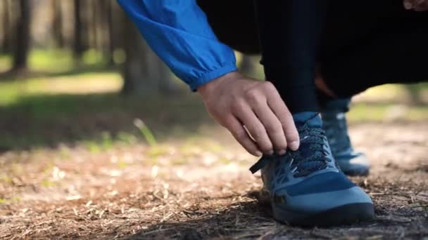 Ormanda koşan adam. Ayakkabı yakın çekim çekim. Orman yolu üzerinde çalıştırmak bacaklar — Stok video