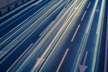 Araba çizgi ışıklar gece yolda