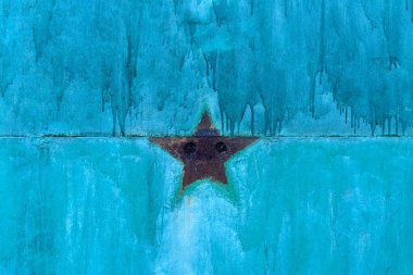 Beş sivri Sovyet yıldız işareti eksik ile Rusty duvar Vintage mavi boyalı