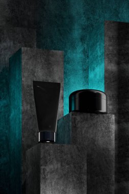 3d illüstrasyon. Gri soyut taş beton arka plan ile güzel format poster grimsi tonaliteleri ile, beyaz plastik kaplar ile: krem kavanoz, tüp. Gerçekçi maket kozmetik.