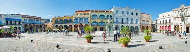 Eski Havana'da bir plaza panoramik manzaralı