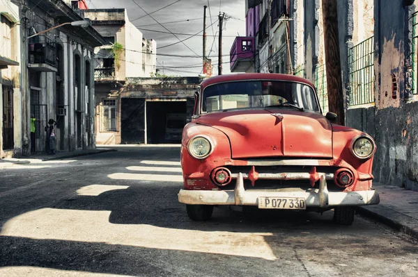 Vista Frontal Velho Carro Americano Estacionado Uma Rua Havana — Fotografia de Stock