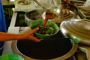 Kepçe bir kase erişte, yemek erişte Tayland, erişte domuz ve sığır eti ve süzülmüş.