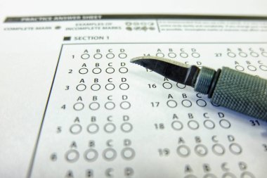 Seçili seçenek cevap levhalar üzerinde çizim bıçak kalem