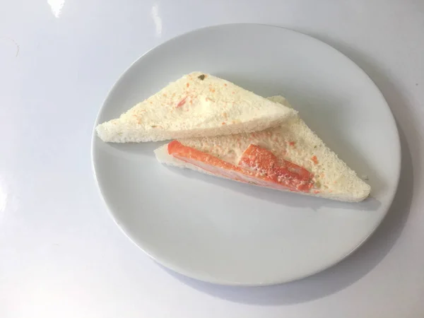 Krab Sandwich Ceramicznej Białej Płycie — Zdjęcie stockowe