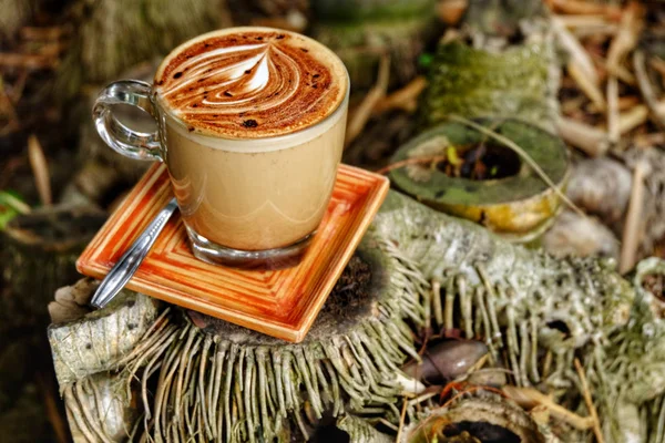 コーヒーのマグカップ 竹の切り株にモカのコーヒー カップ — ストック写真