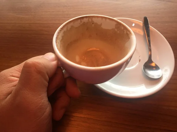 Αρσενικό Χέρια Εκμετάλλευσης Φλιτζάνια Καφέ Ξύλινο Τραπέζι Φόντο Κανένα Καφέ — Φωτογραφία Αρχείου