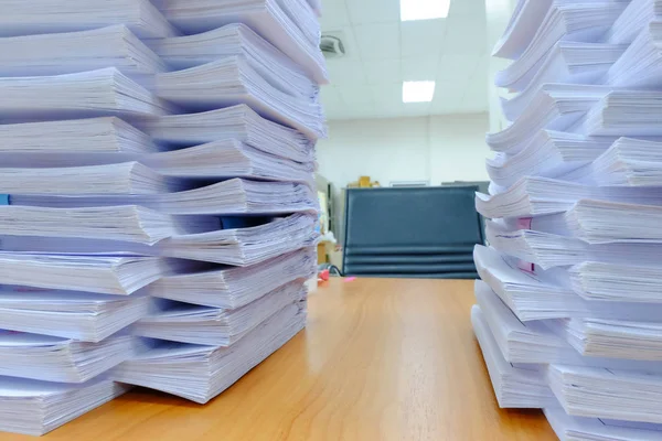 Belgeleri kağıt yığınını masanın üstüne.