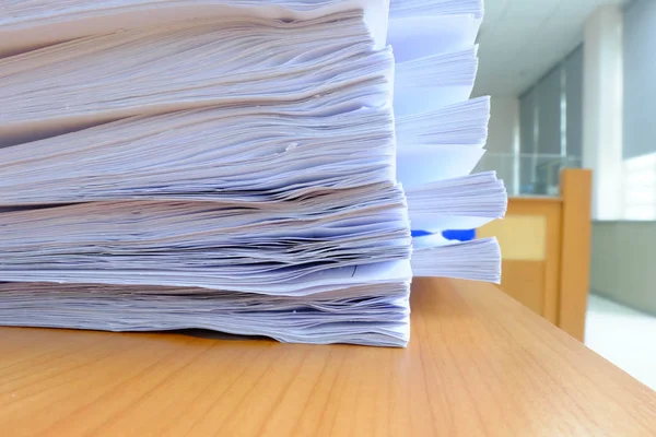 Belgeleri kağıt yığınını masanın üstüne.