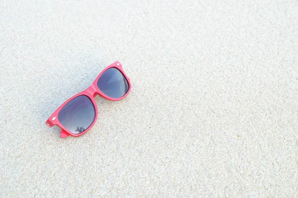 Óculos Sol Vermelhos Areia Praia Hora Verão Fotografias De Stock Royalty-Free