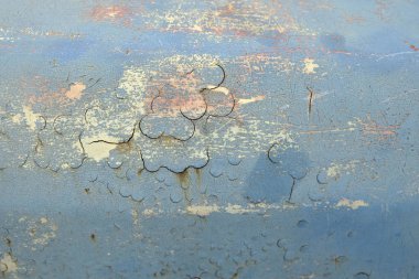 Metal doku paslı metal mavi boya ile çizilme ve çatlaklar ile