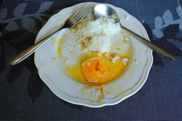 在盘子里吃煎蛋 但不要吃蛋黄 — 图库照片