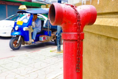 Kırmızı sıhhi tesisat yangın, pompalar, yangın söndürücüler yangın ne zaman bir bina için yakın çekim.