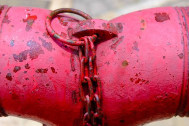 Kırmızı sıhhi tesisat yangın, pompalar, yangın söndürücüler yangın ne zaman bir bina için yakın çekim.