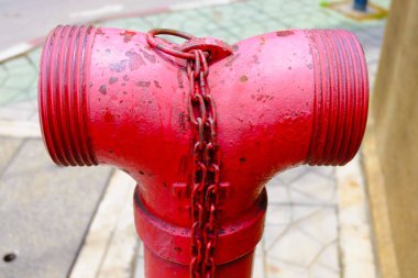 Kırmızı sıhhi tesisat yangın, pompalar, yangın söndürücüler yangın ne zaman bir bina için yakın çekim.