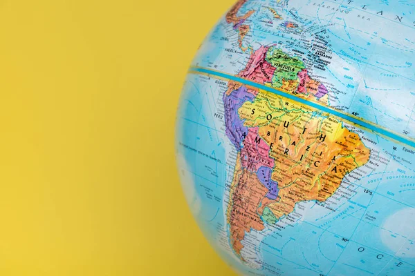 Dünya düz sarı arka plan ile Güney Amerika'nın yakın çekim