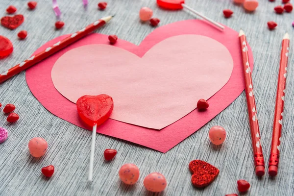 Arranjo Leigos Planos Coração Papel Rosa Vermelho Deitado Mesa Com — Fotografia de Stock