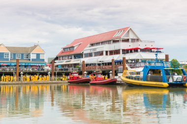 Steveston'a, British Columbia/Kanada - 24 Haziran 2018: turist Fisherman's Wharf yakınındaki doğrultusunda Tur, alanında popüler bir cazibe bir balina için tekne binmeden önce bekleyin.