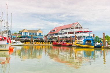 Steveston'a, British Columbia/Kanada - 24 Haziran 2018: su geçirmez dişli turist Fisherman's Wharf ve restoranlar, doğrultusunda kurulu tekneler için tur balina için hazırlanıyor bekleyin