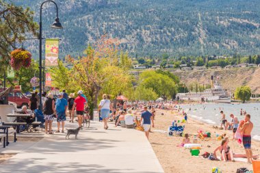 Penticton, British Columbia/Kanada - 7 Temmuz 2018: Okanagan Beach ve geçit Okanagan Gölü boyunca turistler ve yerliler için bu popüler tatil hedef zevk ile kalabalık