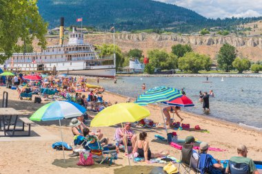 Penticton, British Columbia/Kanada - 7 Temmuz 2018: yaz güneş Okanagan Beach, popüler bir tatil beldesi, tarihi S.S. Sicamous içinde belgili tanımlık geçmiş ile zevk insanlar
