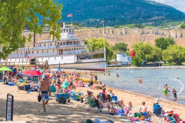 Penticton, British Columbia/Kanada - 7 Temmuz 2018: insanların kalabalıklar yaz sıcağında tadını çıkarın ve Okanagan Gölü, popüler seyahat hedef sularına yenileme.