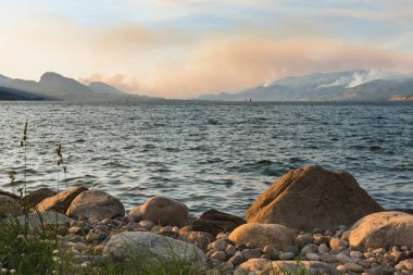Orman Yangın duman çıkan birden fazla Güney Okanagan Okanagan Gölü üzerinde gökyüzünü doldurur