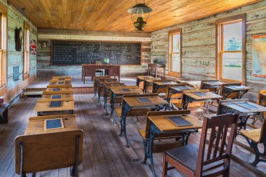 Vernon, British Columbia/Kanada - 2 Haziran 2018: içinde Balmoral okulda, O'Keefe Ranch tarihi sitesinde restore edilmiş binalardan birinde dershanede