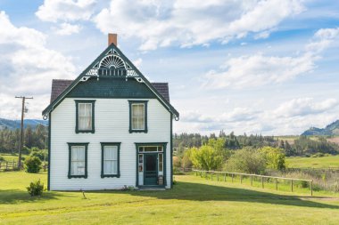 Vernon, British Columbia/Kanada - 2 Haziran 2018: Shubert ev ve O'Keefe çiftliği, önemli bir tarihi site Okanagan Vadisi nde çevreleyen alanları