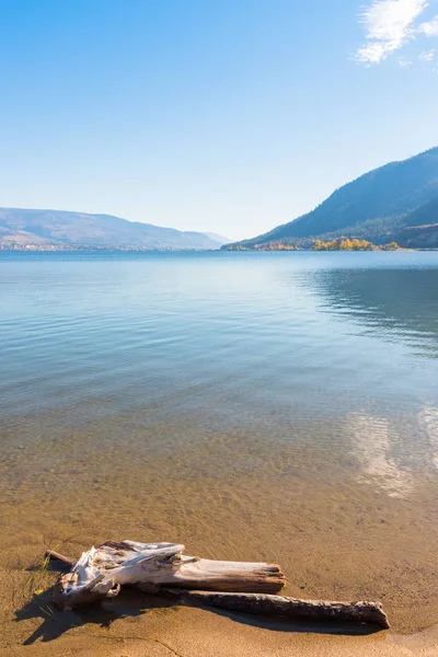 Acque Calme Del Lago Okanagan Che Riflettono Cielo Blu Montagne — Foto Stock