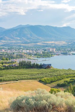 Şehir merkezindeki Penticton, Okanagan Gölü ve yaz aylarında marina görünümünü