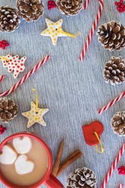 Sıcak kakao, şekerler, pinecones kupa ile düz yatıyordu Noel sınır