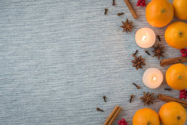 Portakal, baharat ve mumlar düz yatıyordu mevsimlik düzenlenmesi