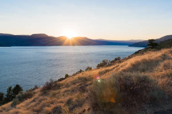 Sole Che Tramonta Dietro Montagne Sul Lago Okanagan Estate — Foto Stock