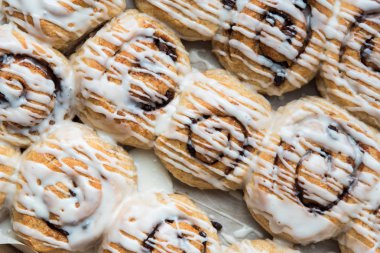 Buzlu tarçınlı çörek satırlarının Close-up