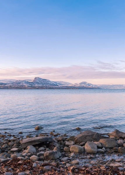 Blick Auf Felsige Küste See Und Schneebedeckte Berge Bei Sonnenuntergang — Stockfoto