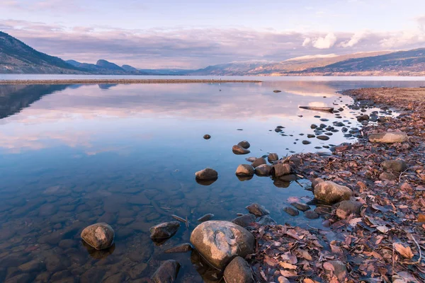 Calma Acqua Del Lago Che Riflette Nuvole Colori Del Tramonto — Foto Stock